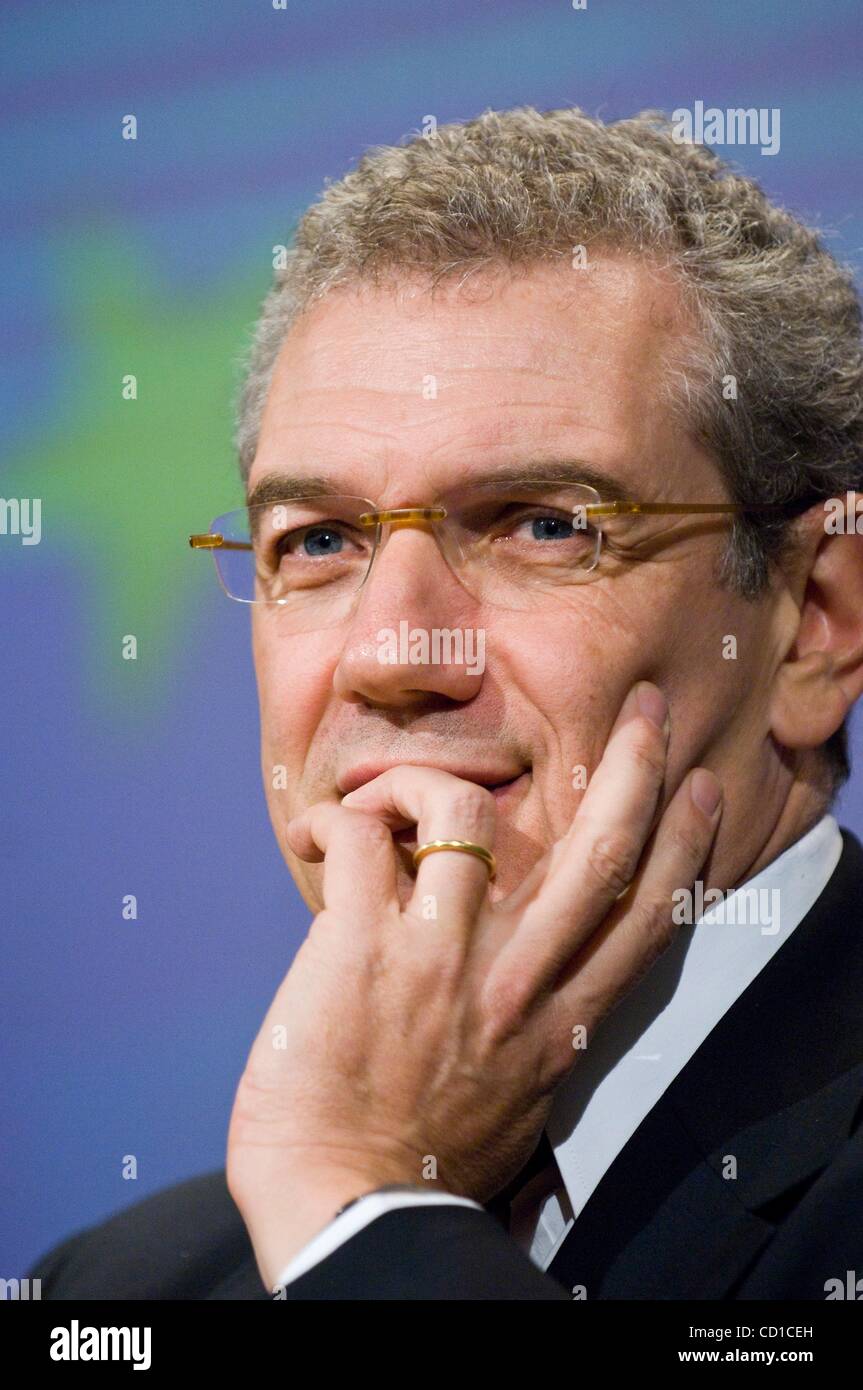 Oct 29, 2008 - Bruxelles, Belgio - Tedesco il Commissario europeo per le Imprese e Industria Guenther Verheugen (non mostrato) e associazione dei costruttori europei di automobili (ACEA) Direttore della scheda che è anche PSA Peugeot Citroen Chief Executive Christian Streiff tenere una conferenza stampa per la Comunità europea Foto Stock