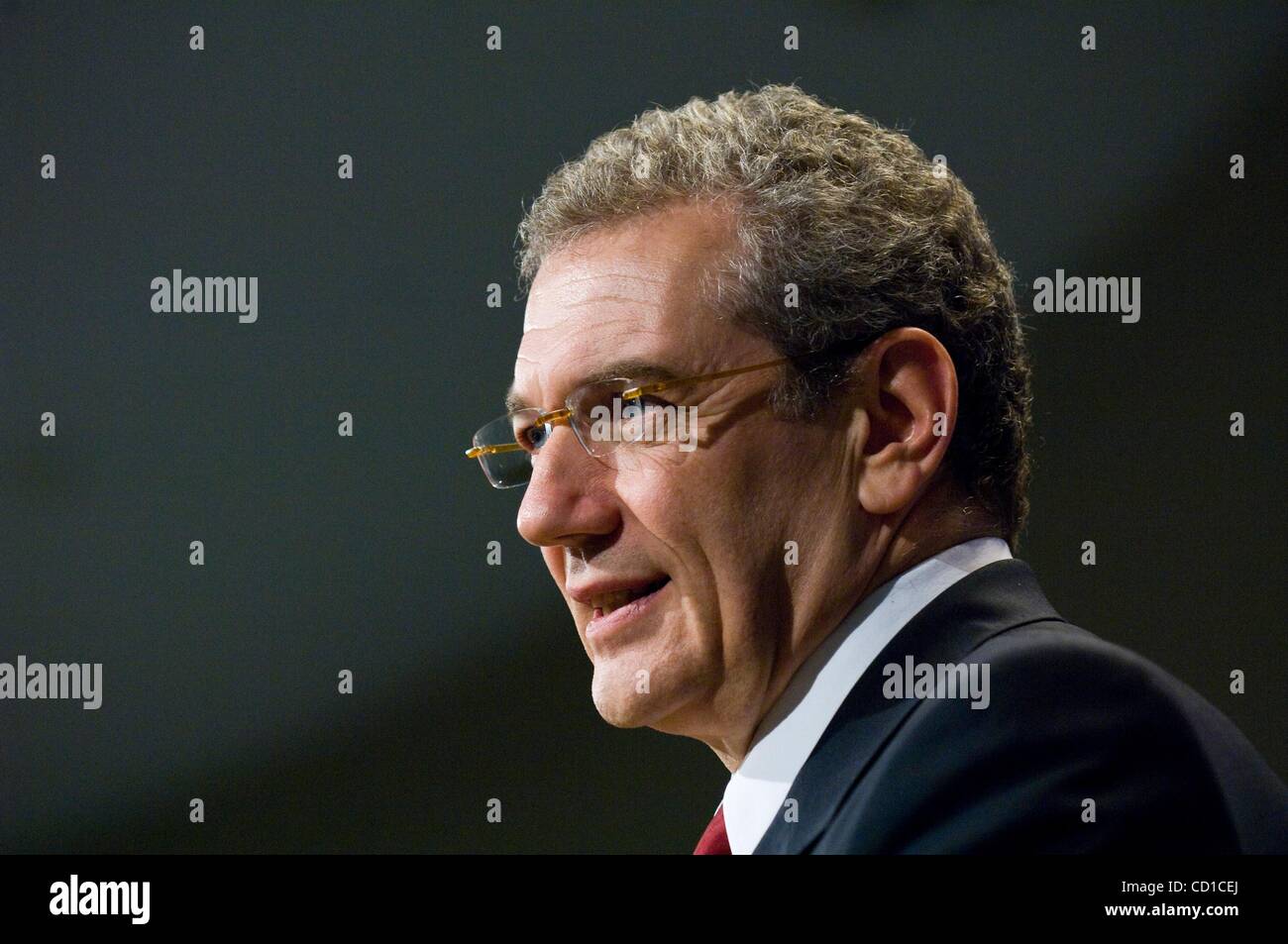 Oct 29, 2008 - Bruxelles, Belgio - Tedesco il Commissario europeo per le Imprese e Industria Guenther Verheugen (non mostrato) e associazione dei costruttori europei di automobili (ACEA) Direttore della scheda che è anche PSA Peugeot Citroen Chief Executive Christian Streiff tenere una conferenza stampa per la Comunità europea Foto Stock