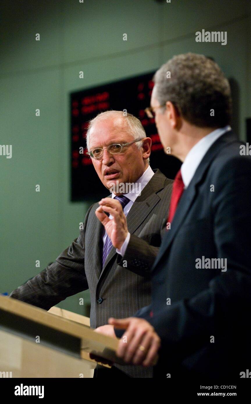 Oct 29, 2008 - Bruxelles, Belgio - Tedesco il Commissario europeo per le Imprese e Industria Guenther Verheugen e associazione dei costruttori europei di automobili (ACEA) Direttore della scheda che è anche PSA Peugeot Citroen Chief Executive Christian Streiff (R) tenere una conferenza stampa presso la Commissione europea h Foto Stock