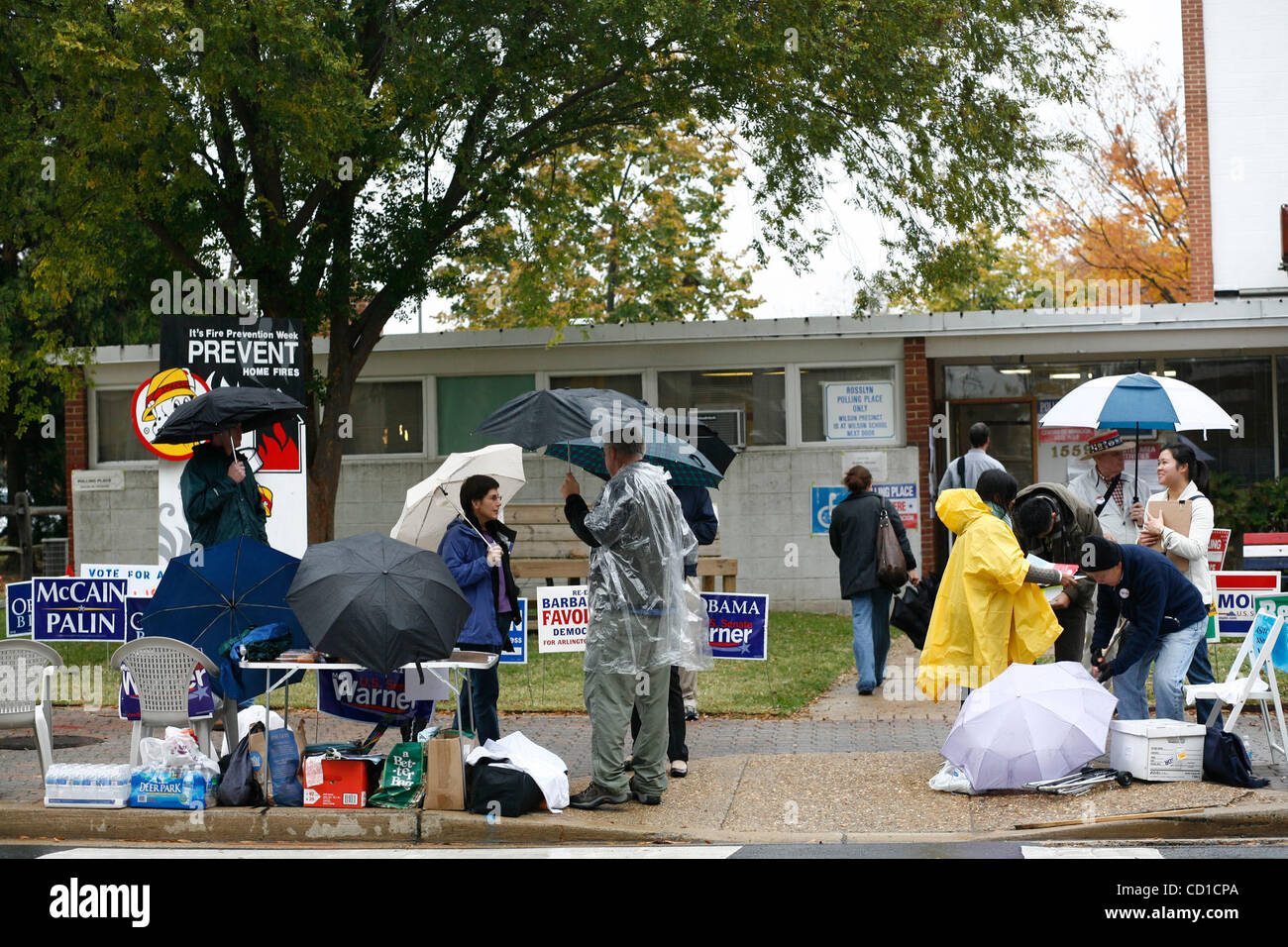 Nov. 04, 2008 - Distretto di Columbia, Stati Uniti - Diverse dello spettro politico di volontari salutare gli elettori a Rosslyn la stazione dei vigili del fuoco. (Credito Immagine: © Veronika Lukasova/ZUMAPRESS.com) Foto Stock