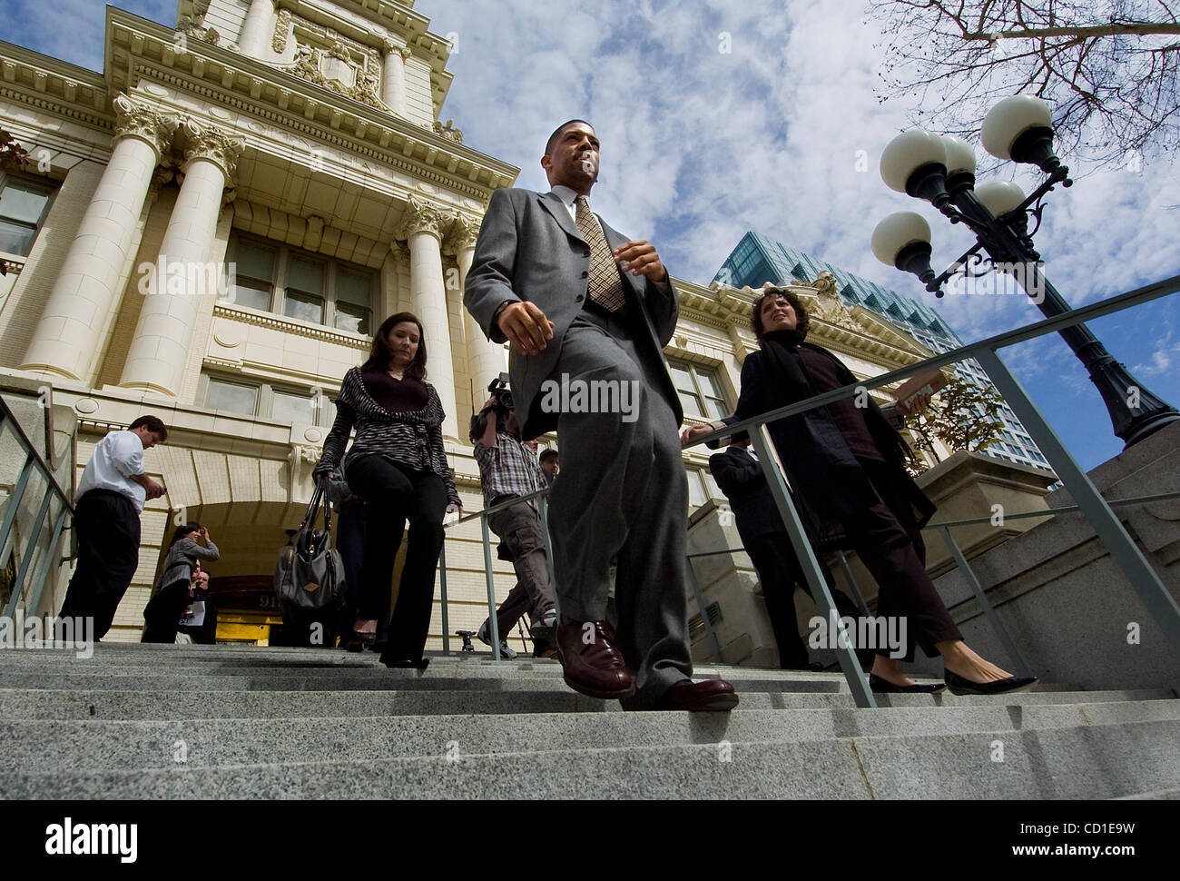 Kevin Johnson passeggiate lungo le fasi del Sacramento City Hall dopo il deposito di documenti ufficiali per la sua candidatura per il Sindaco di Sacramento presso la città addetto dell'ufficio in Sacramento giovedì 6 marzo 2008. Il Sacramento Bee / Randall Benton / rbenton@sacbee.com Foto Stock