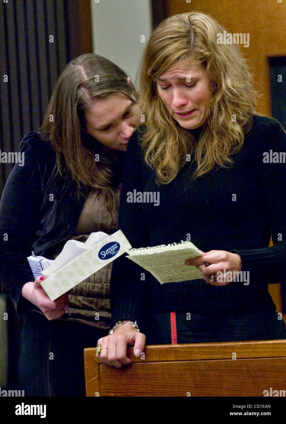 Mar 07, 2008 - Sacramento, California, Stati Uniti d'America - Le Figlie di Donald DeSaix, DELLA DESAIX, 30, di San Francisco, a sinistra e a NICOLE DESAIX-Sheridan, 36, di Delray Beach, Florida leggere una dichiarazione alla convenuta Jesse Moe giovani, 75, prima che egli è condannato a vita in prigione senza possibilità di p Foto Stock