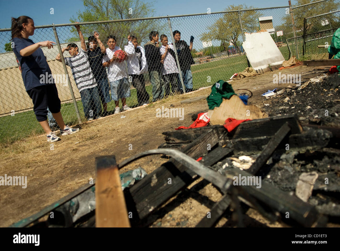 Michelle Kile, un membro del consiglio di amministrazione per Parkway Little League, sinistra, spiega a curiose Charles Mack gli studenti della scuola elementare di circa il fuoco che ha danneggiato la little League's snack bar vicino il loro parco giochi Marzo 25, 2008. . I vandali incendiano il porta-vasino, domenica, che poi bruciato il equipmen Foto Stock