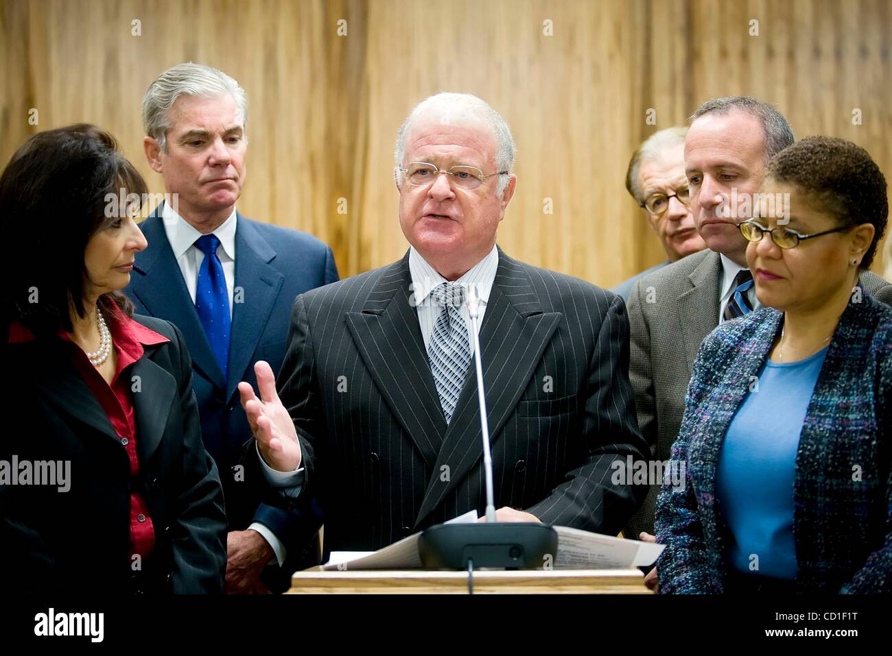 Apr 02, 2008 - Sacramento, California, Stati Uniti d'America - Il Senato Pro Tem, DON PERATA , D-Oakland colloqui nel corso di una conferenza stampa presso il Campidoglio a svelare un pacchetto legislativo di nove fatture per combattere l'aumento nella diagnosi di bambini con disturbi dello spettro autistico, Mercoledì, Aprile 2, 2008. (Credito immagine: Foto Stock
