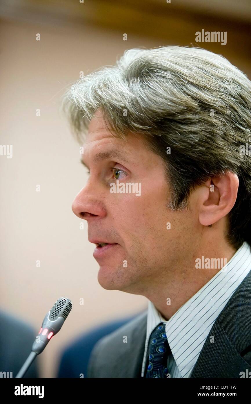 Apr 02, 2008 - Sacramento, California, Stati Uniti d'America - Attore Cole di Gary parla di sua figlia con autismo durante una conferenza stampa presso il Campidoglio a svelare un pacchetto legislativo di nove fatture per combattere l'aumento nella diagnosi di bambini con disturbi dello spettro autistico, Mercoledì, Aprile 2, 2008. (Credito Foto Stock