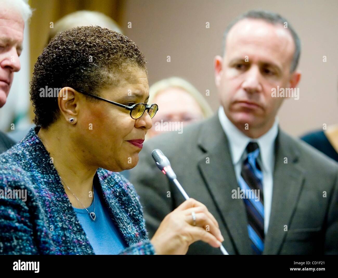 Apr 02, 2008 - Sacramento, California, Stati Uniti d'America - Il senatore DARRELL STEINBERG , ascolta l Assemblea elegge altoparlante, KAREN BASS, durante una conferenza stampa presso il Campidoglio a svelare un pacchetto legislativo di nove fatture per combattere l'aumento nella diagnosi di bambini con disturbi dello spettro autistico, mercoledì Ap Foto Stock