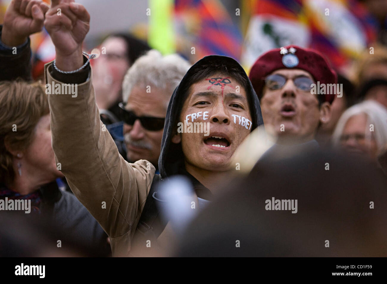 SAN FRANCISCO, CA - Aprile 8:. Paden Wangchuk cheers mentre attesa per Richard Gere, Arcivescovo Desmond Tutu e il leader tibetano che parteciperà al lume di candela per i Diritti Umani di veglia, che avrà inizio alle 6 p.m. alle Nazioni Unite Plaza. www.sfteamtibet.org..The fiamma olimpica è arrivato a San Francisco Foto Stock