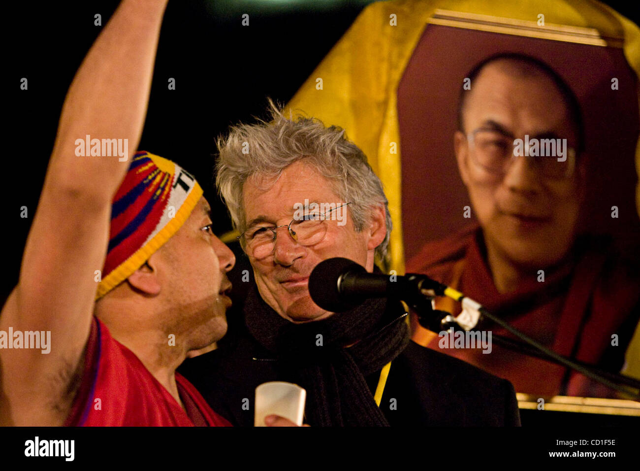 SAN FRANCISCO, CA - Aprile 8:. Richard Gere e Monaco incitare la folla durante il lume di candela per i Diritti Umani di veglia, che avrà inizio alle 6 p.m. alle Nazioni Unite Plaza. www.sfteamtibet.org..The fiamma olimpica è arrivato a San Francisco da Parigi a San Francisco, la California il 8 aprile 2008..Sacra Foto Stock