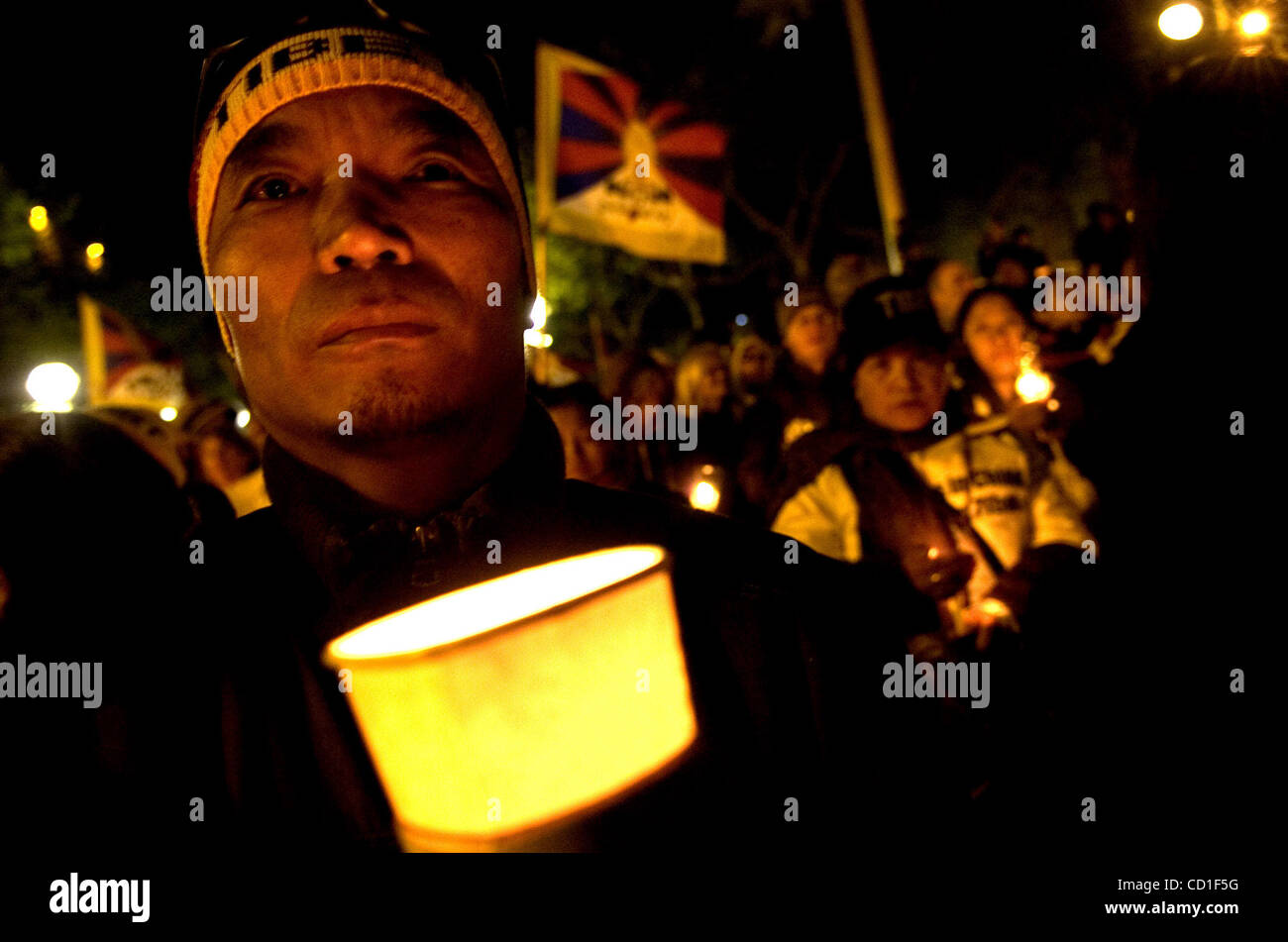 Kalsang Ghieltsen di Boulder, CO era uno dei centinaia di Tibetan-Americans e Tibet sostenitori che hanno aderito in una veglia a piazzale delle Nazioni Unite a San Francisco la sera prima la Torcia Olimpica eseguito di martedì 8 aprile 2008. Foto di Renee C. Byer / Senior fotoreporter / il Sacramento Bee Foto Stock