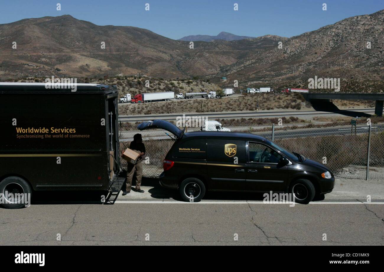 Ottobre1 4, 2008, Alpine, CA,-la California Highway Patrol e Caltrans chiuso Interstate 8 a profilo alto veicoli tra Oriente salici Road e la Imperial County. Autocarri e rimorchi tirato fuori dall'autostrada per attendere la chiusura di essere sollevato. Autista UPS JUAN GARCIA rimuove i pacchi da a la Foto Stock