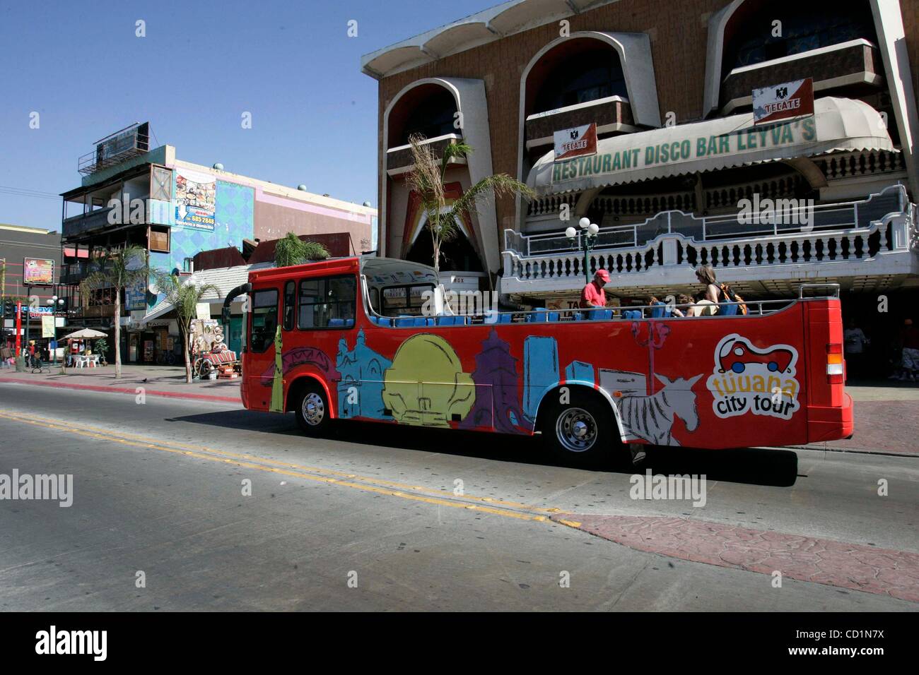 Ottobre 16, 2008, Tijuana, BC-i mercanti lungo Avenida Revolucion in Tijuana sono affetti da grave caduta nel turismo causato da tutte le notizie negative provenienti dalla città di confine e la caduta dell'economia statunitense. Un tour della città in autobus aveva poche persone su di esso come ha fatto la sua strada Avenida Revolu Foto Stock