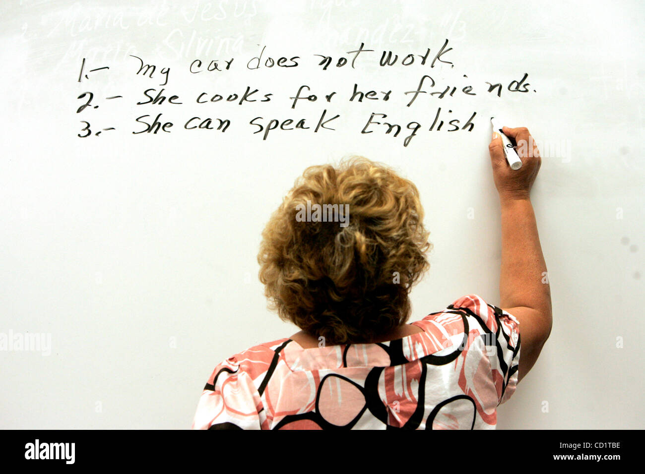 Il 28 ottobre 2008, San Ysidro, CA. San Ysidro Scuola adulti ha una cittadinanza americana classe che prepara gli studenti per il test di naturalizzazione. Maria Vargas scrive sul bordo durante il 'dictation' pratica. Shot su Martedì, 28 ottobre 2008. Credito: foto di Crissy Pascual/Zuma premere. Foto Stock