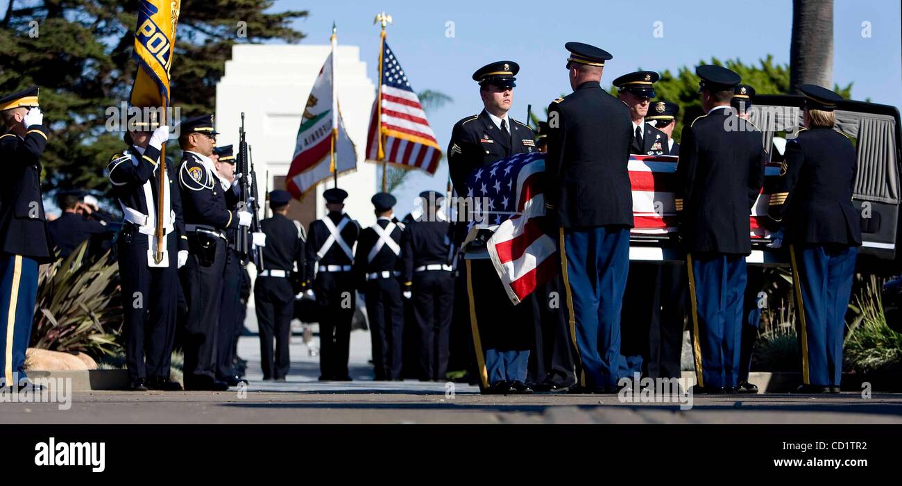 Ottobre 29, 2008 San Diego California USA  California State esercito Guardia d'onore scarica t egli scrigno di SDPD officer Federico Borjas a Ft. Rosecrans Cimitero Nazionale. mandatory Credit: Foto di John R. McCutchen/San Diego Union-Tribune/Zuma premere. Copyright 2008 San Diego Union-Tribune Foto Stock