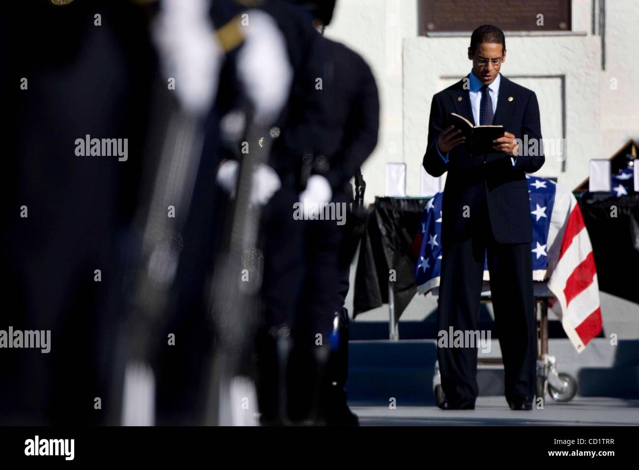 Ottobre 29, 2008 San Diego California USA  Pastore miglia McPherson della chiesa Rock alla stazione Liberty durante una cerimonia per SDPD officer Federico Borjas a Ft. Rosecrans Cimitero Nazionale mercoledì pomeriggio. mandatory Credit: Foto di John R. McCutchen/San Diego Union-Tribune/Zuma premere. Copyrig Foto Stock
