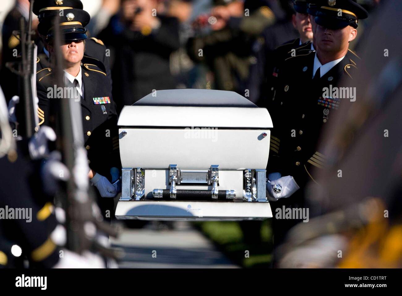 Ottobre 29, 2008 San Diego California USA  California State esercito Guardia d'onore porta scrigno di SDPD officer Federico Borjas torna alla funebre per il trasporto al luogo della sua sepoltura a Ft. Rosecrans Cimitero Nazionale. mandatory Credit: Foto di John R. McCutchen/San Diego Union-Tribune/Zuma premere. Cop Foto Stock