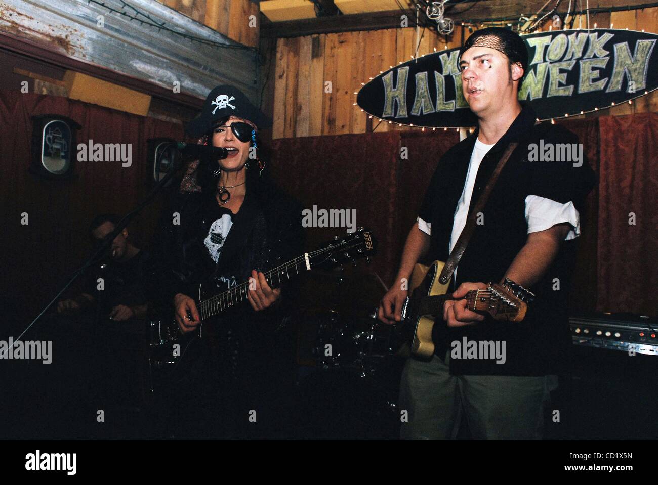 Nov. 3, 2008 - Austin, Texas, Texas, Stati Uniti - Americana artisti Rosie Flores e Jesse Dayton giocare un.notte di Halloween beneficio per il quartiere vecchio club in Galveston,Texas.Il club ha ricevuto 9'' di inondazione durante l uragano Ike.Il vantaggio mostrano,tenutosi presso la Roadhouse stracci Vintage negozio di abbigliamento a Austin,Texa Foto Stock