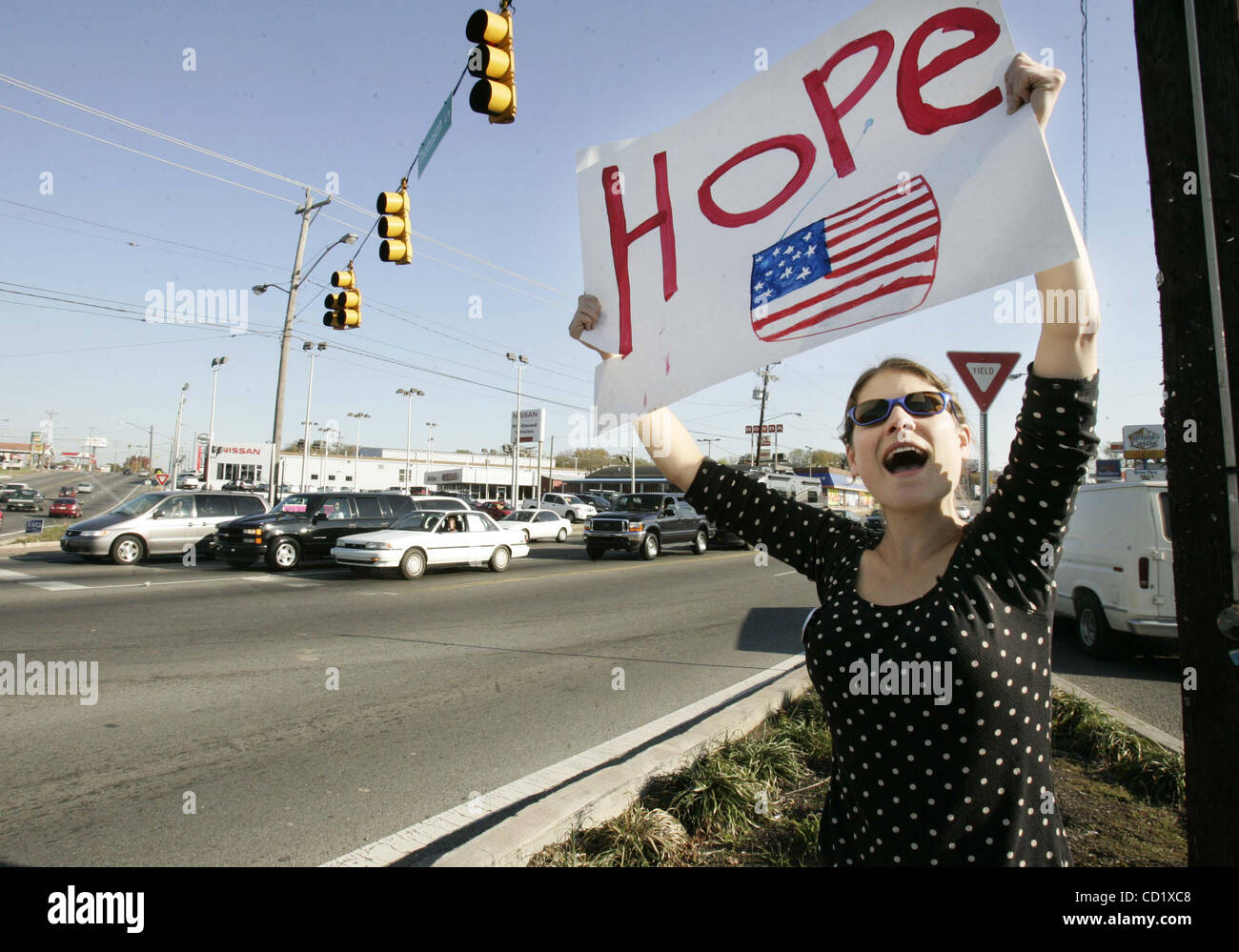 'Vai voto", grida Heather Stevens durante la campagna del volontariato da angolo di Thompson Lane e Nolensville Road a Nashville, Tennessee Martedì, 4 novembre 2008. Foto Stock