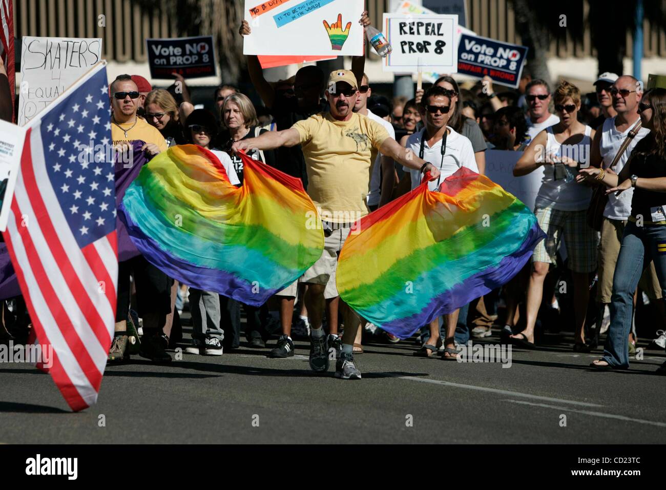 Il 15 novembre 2008, San Diego , CA,-.una pacifica folla stimata tra 20.000 e 25.000 manifestanti hanno fatto il loro modo da Balboa Park di San Diego per la parte anteriore del County Administration Building sabato novembre 15th, 2008, come parte della nazionale di protesta contro la Proposizione 8 per protestare Foto Stock