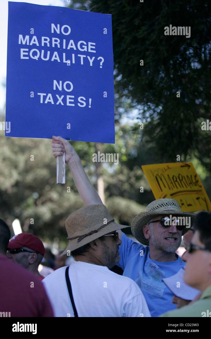 Il 15 novembre 2008, San Diego , CA,-.una pacifica folla stimata tra 20.000 e 25.000 manifestanti hanno fatto il loro modo da Balboa Park di San Diego per la parte anteriore del County Administration Building sabato novembre 15th, 2008, come parte della nazionale di protesta contro la Proposizione 8 per protestare Foto Stock