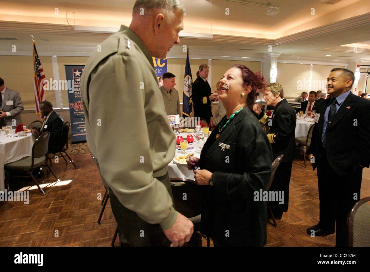 Il 19 novembre 2008, San Diego , CA,-.USMC Generale James CONWAY, il comandante dei Marines, indirizzata la maggiore San Diego militare Consiglio Consultivo Mercoledì 11/19/2008. JOANEE UDELF chattato con il Comandant prima della colazione e il suo parlare al Milit credito obbligatorio: foto di John Foto Stock