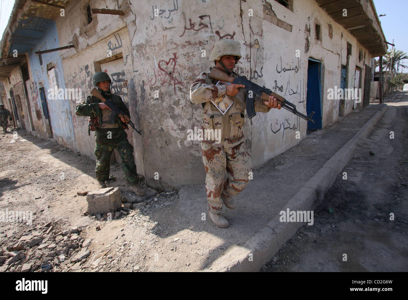 Mar 03, 2008 - quartiere di Dora, Baghdad, Iraq - i soldati dell'esercito iracheno conducendo un pattugliamento comune con la US Army nel quartiere di Dora di Baghdad. (Credito Immagine: © Simon Klingert/ZUMA Premere) Restrizioni: * Germania diritti * Foto Stock