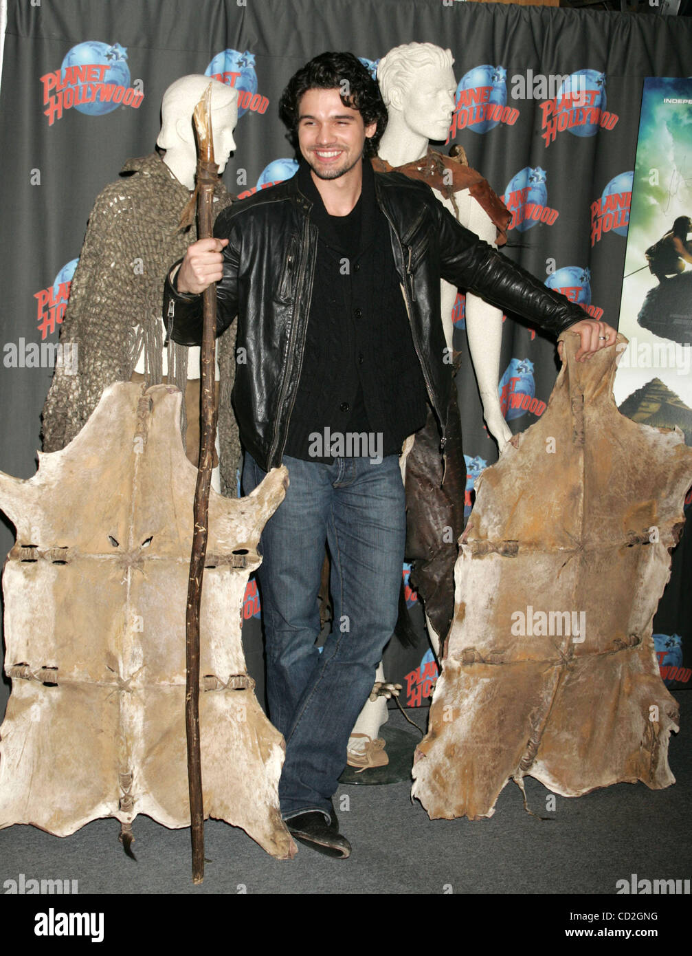 Mar 03, 2008 - New York, NY, STATI UNITI D'AMERICA - Attore STEVEN STRAIT dona "10.000 A.C.' memorabilia di Pianeta Hollywood-Times Square. (Credito Immagine: © Nancy Kaszerman/ZUMA Press) Foto Stock