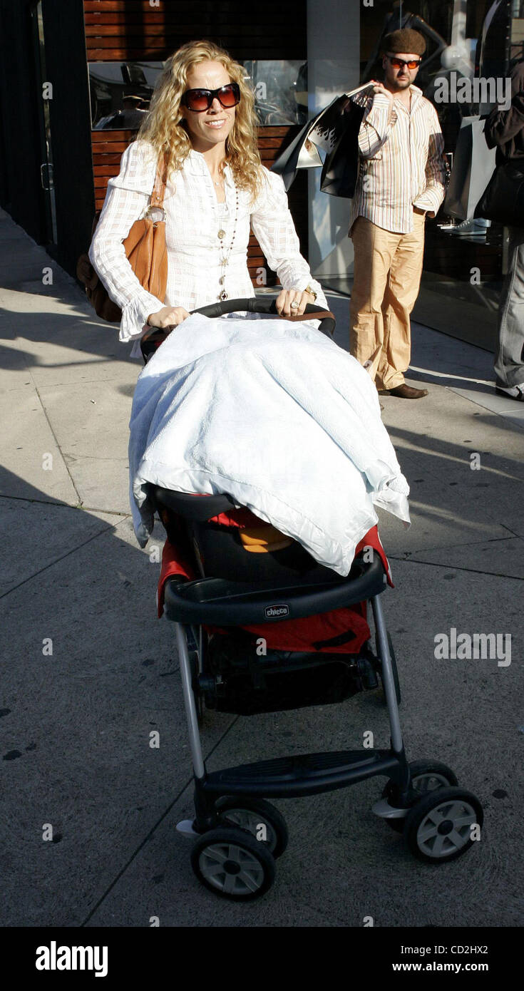 Mar 05, 2008 - Beverly Hills, in California, Stati Uniti d'America - cantante Sheryl Crow spinge il suo figlio adottivo WYATT su Robertson Boulevard. (Credito Immagine: © Laguna Immagini/ZUMA Press) Foto Stock