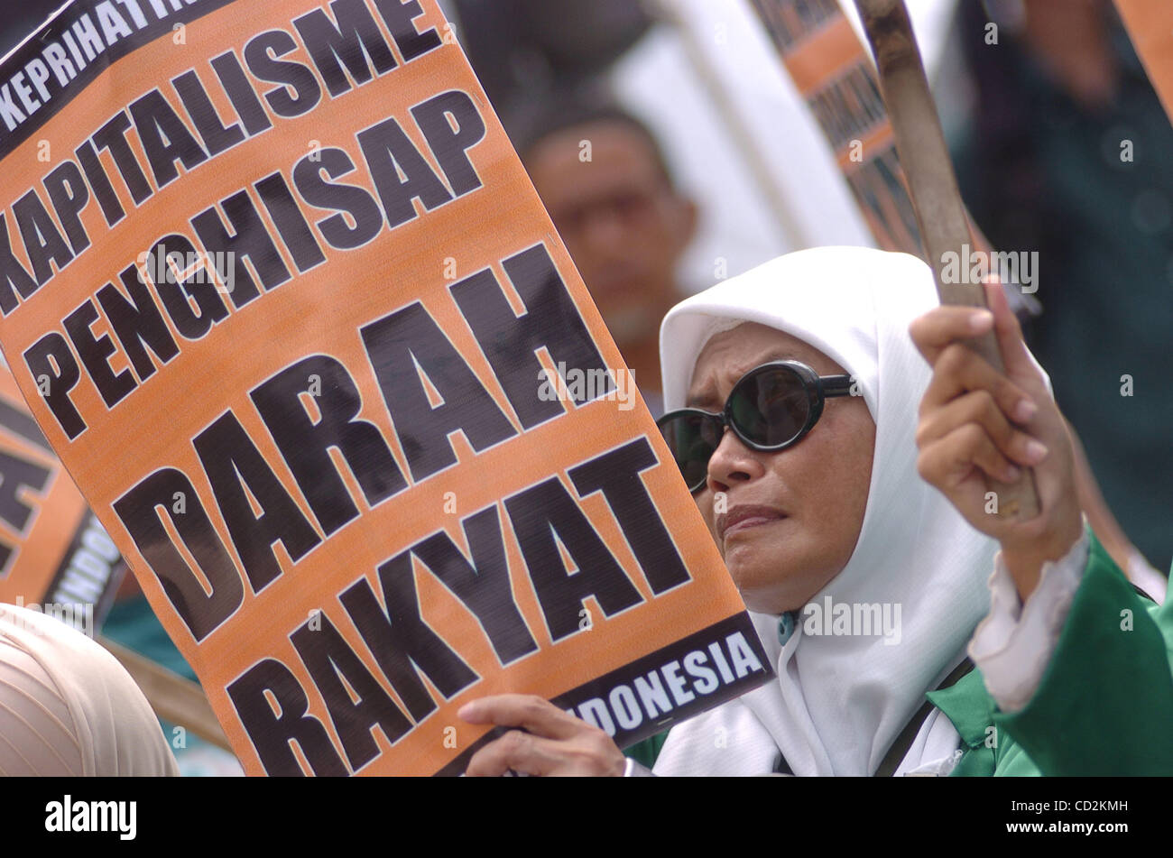 Gli attivisti musulmani dal Hizbut Tahrir Indonesia tenere placads durante una manifestazione di protesta per sollecitare il governo a risolvere escursione prezzo dei prodotti di base a Giacarta, marzo11, 2008, . I prezzi degli alimenti in Indonesia in gennaio è aumentato così rapidamente che l'importo mensile del tasso di inflazione ha colpito 1,77 percento. Ma Indonesi Foto Stock