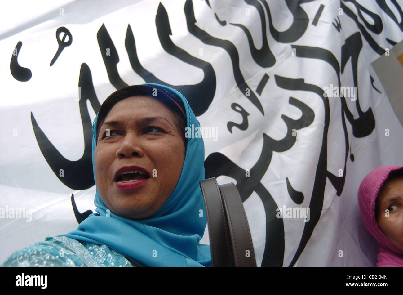 Gli attivisti musulmani dal Hizbut Tahrir Indonesia durante una manifestazione di protesta per sollecitare il governo a risolvere escursione prezzo dei prodotti di base a Giacarta, marzo11, 2008, . I prezzi degli alimenti in Indonesia in gennaio è aumentato così rapidamente che l'importo mensile del tasso di inflazione ha colpito 1,77 percento. Ma gli indonesiani non sono Foto Stock