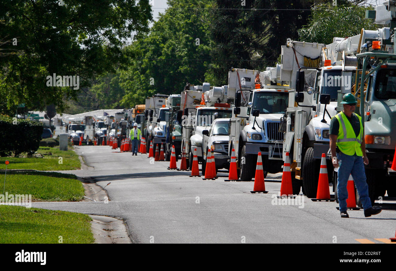 ( CLEARWATER 3/18/2008 ) Foto #1.) una linea di avanzamento l'energia riparazione carrelli abbraccia diversi blocchi di Indigo Dr. nel quartiere Greenbriar all'estremità nord di Clearwater. Energia di progresso ha colpito il quartiere en massa per eseguire riparazioni per le linee per renderli maggiormente in grado di far fronte in una tempesta in p Foto Stock