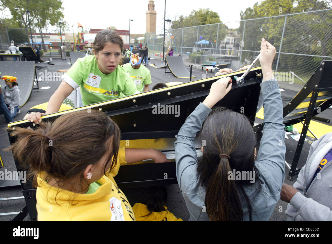 Volontari Samantha Spieler, in alto a sinistra, Jacqui Cheney, a sinistra e a Naomi Lancet ensemble una delle rampe per il nuovo skate park presso il Rainbow Recreation Center di Oakland, California, sabato 29 marzo, 2008. Il $75.000 new park è uno dei dieci nuovi spazi gioco costruito da volontari in tutto lo stato in Foto Stock