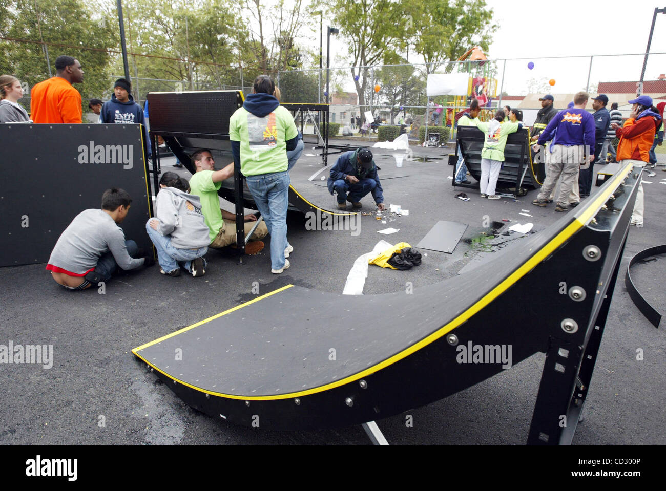 Volontari ensemble rampe per il nuovo skate park presso il Rainbow Recreation Center di Oakland, California, sabato 29 marzo, 2008. Il $75.000 new park è uno dei dieci nuovi spazi gioco costruito da volontari in tutto lo stato in partnership con KaBoom in onore di Cesar Chavez. (Ray Chavez/Oakland Tr Foto Stock