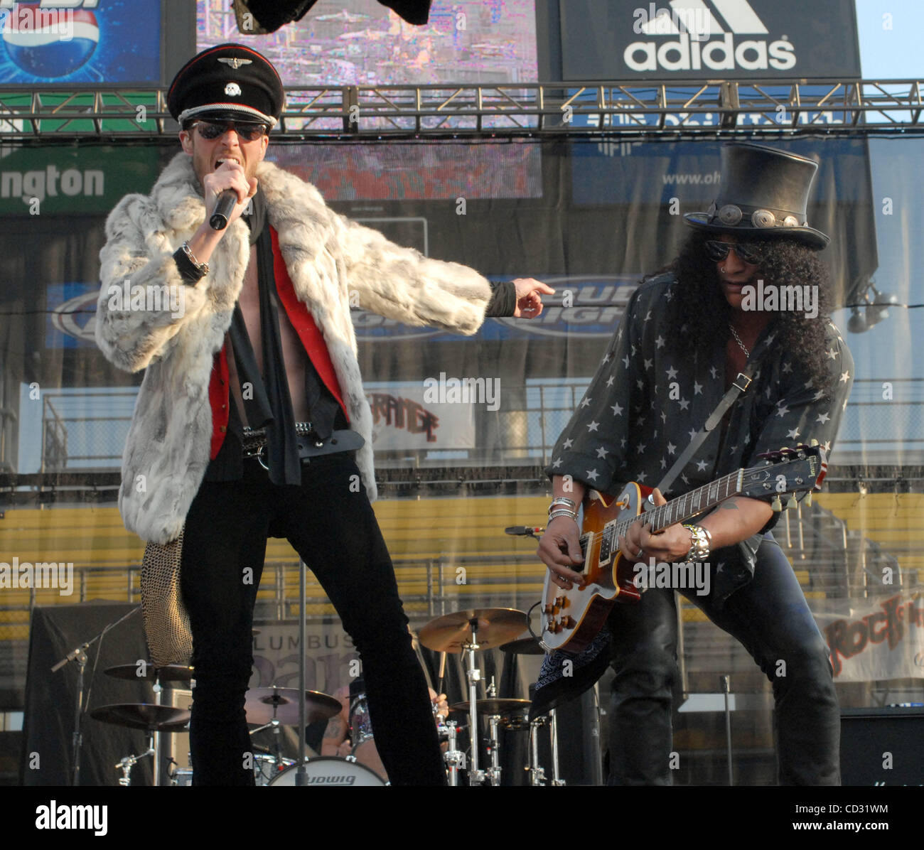 19 maggio 2007 - Columbus, OH, Stati Uniti d'America - cantante SCOTT WEILAND ed il chitarrista slash della band Velvet Revolver si esibisce dal vivo al primo Rock annuale sulla gamma di festa che ha avuto luogo a equipaggio Stadium si trova nel centro di Columbus. (Credito Immagine: © Jason Moore/ZUMA Press) Foto Stock