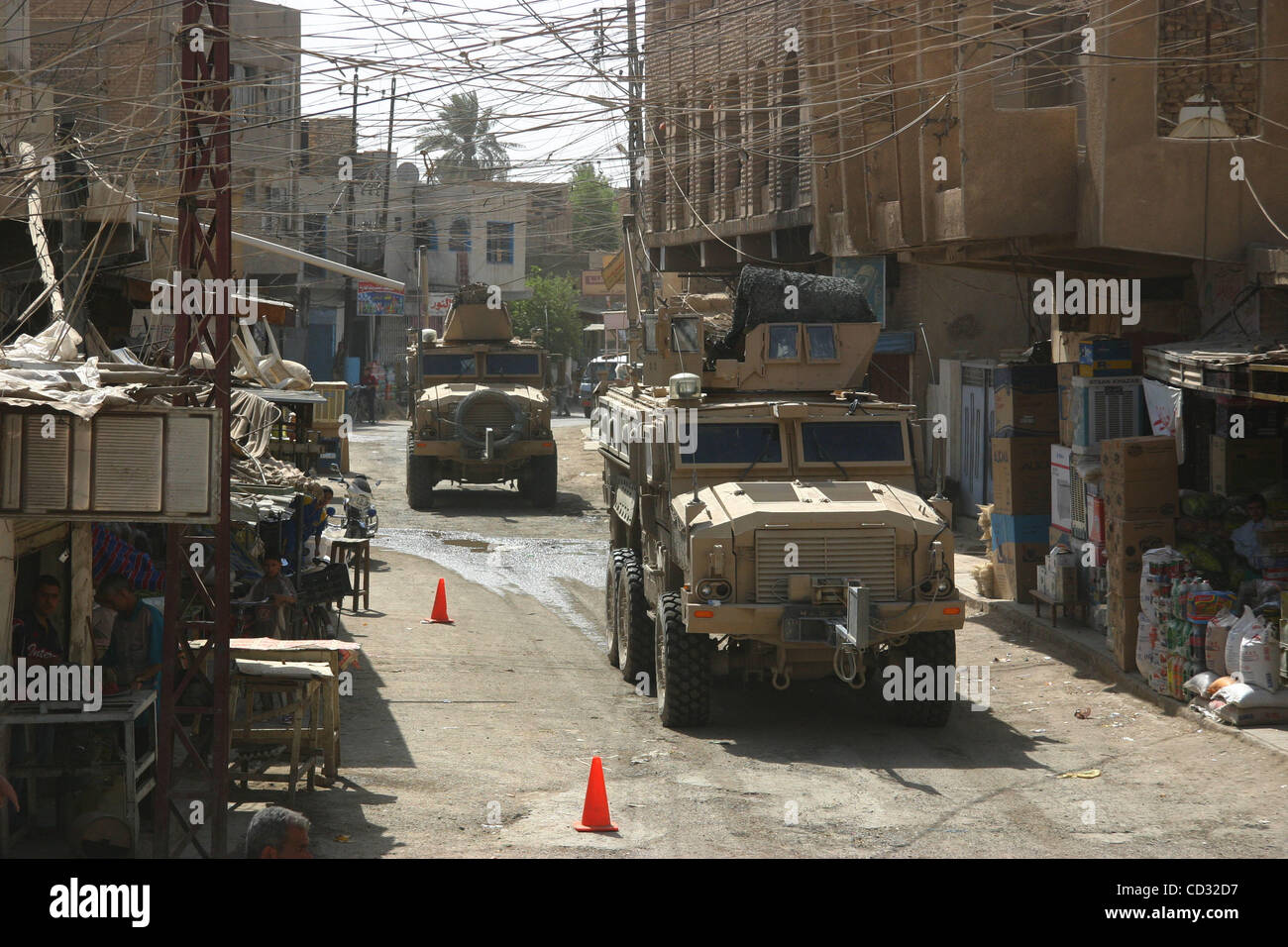 03 apr 2008 - Bagdad, Baghdad, Iraq - MRAP (miniera- resistente- agguato- protetto) veicoli dai soldati di Charly batteria, 2° Battaglione campo xii Reggimento di Artiglieria come parte della quarta brigata, seconda divisione di fanteria pattugliano le strade di Bohriz nella provincia di Diyala in Iraq. (Credito Immagine: © Simon Kli Foto Stock