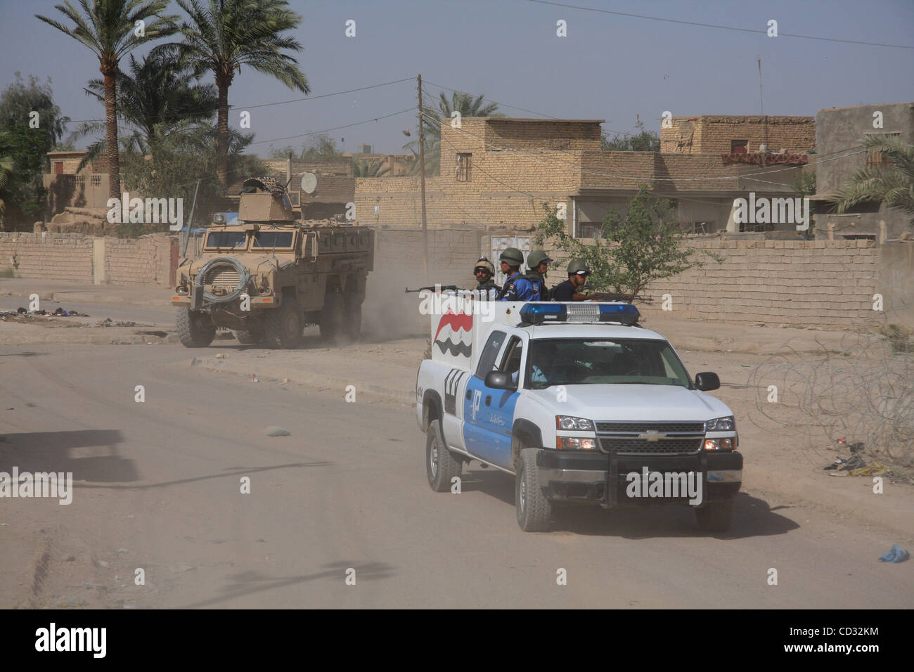 Apr 04, 2008 - Tahrir, Baqubah, Iraq - un convoglio congiunto della polizia irachena e le forze USA pattuglia le strade di Baqubah, costituito da un MRAP (miniera- resistente- agguato- protetto) veicoli dai soldati di Charly batteria, 2° Battaglione campo xii Reggimento di Artiglieria come parte della quarta brigata, 2° Infa Foto Stock