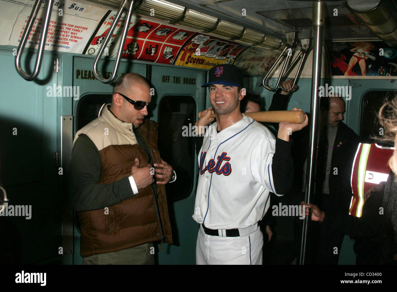 Aprile 8, 2008 - New York New York, Stati Uniti - Un museo di Madame Tussaud cera figura di David Wright giostre per Shea Stadium per il finale di stagione di gioco in un'annata 1964 ''BLUEBIRD '' modello di vettura della metropolitana .42ND STREET SUBWAY 04-08-2008. 2008. MADAME TUSSAUD cera figura di David Wright.K57758RM(Immagine di credito: Â Foto Stock