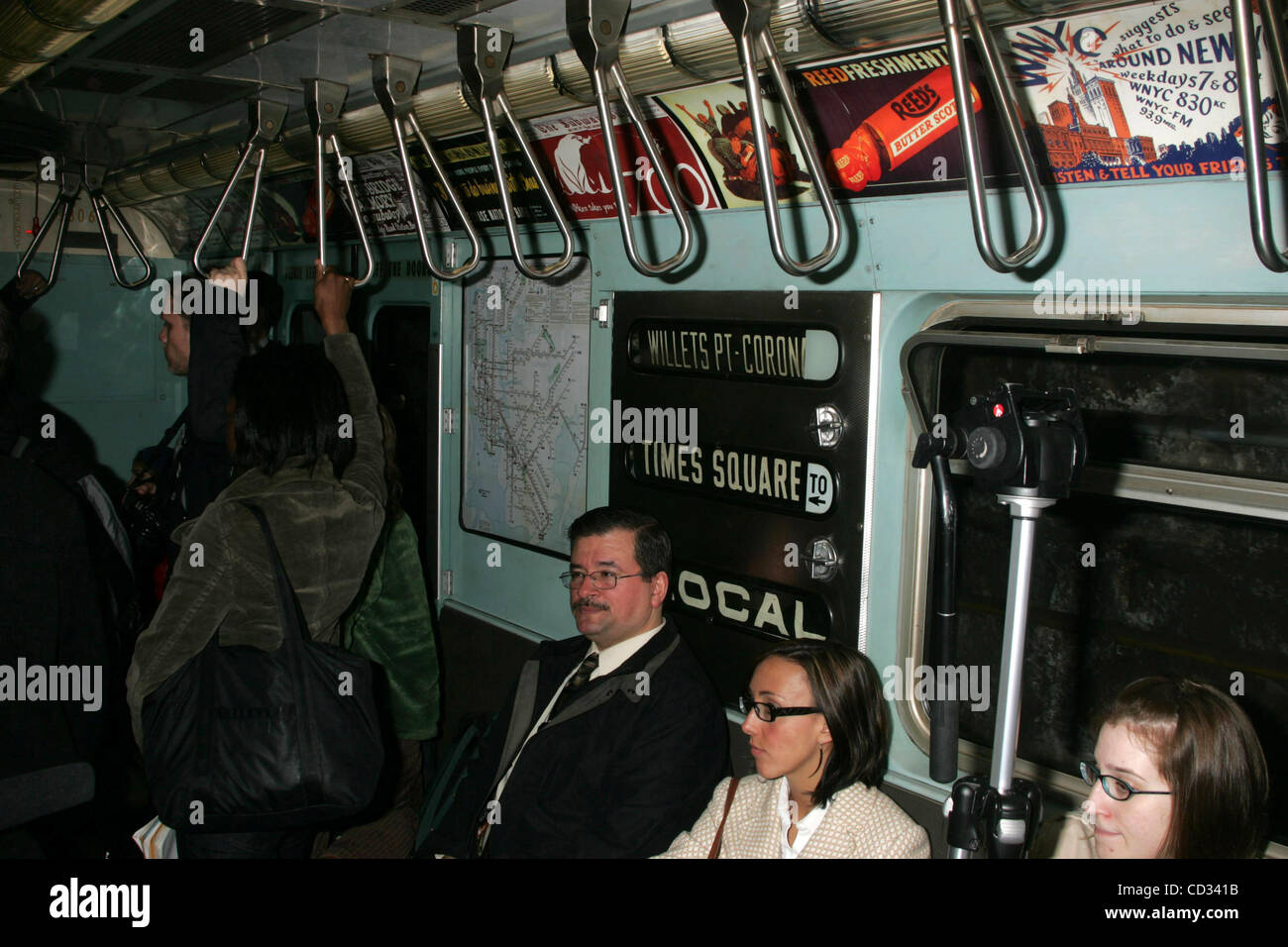 Aprile 8, 2008 - New York New York, Stati Uniti - Un museo di Madame Tussaud cera figura di David Wright giostre per Shea Stadium per il finale di stagione di gioco in un'annata 1964 ''BLUEBIRD '' modello di vettura della metropolitana .42ND STREET SUBWAY 04-08-2008. 2008.Atmosfera.K57758RM(Immagine di credito: Â© Rick Mackler/Globe foto/ZUMA Foto Stock