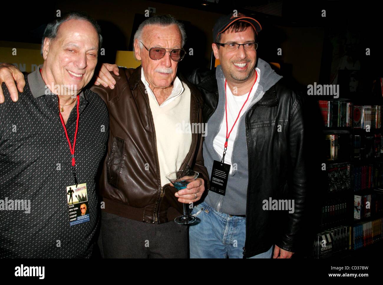 Apr. 17, 2008 - New York New York, Stati Uniti - STAN LEE RICEVE UN Lifetime Achievement Award dalla NEW YORK COMIC CON A Virgin Mega-store .TIMES SQUARE 04-17-2008. 2008.EX NYPD OFFICER E appassionato di fumetti SONNY GROSSO, Stan Lee e Larry LIEBERMAN DEL VIRGIN COMICS.K58001RM(Immagine di credito Foto Stock