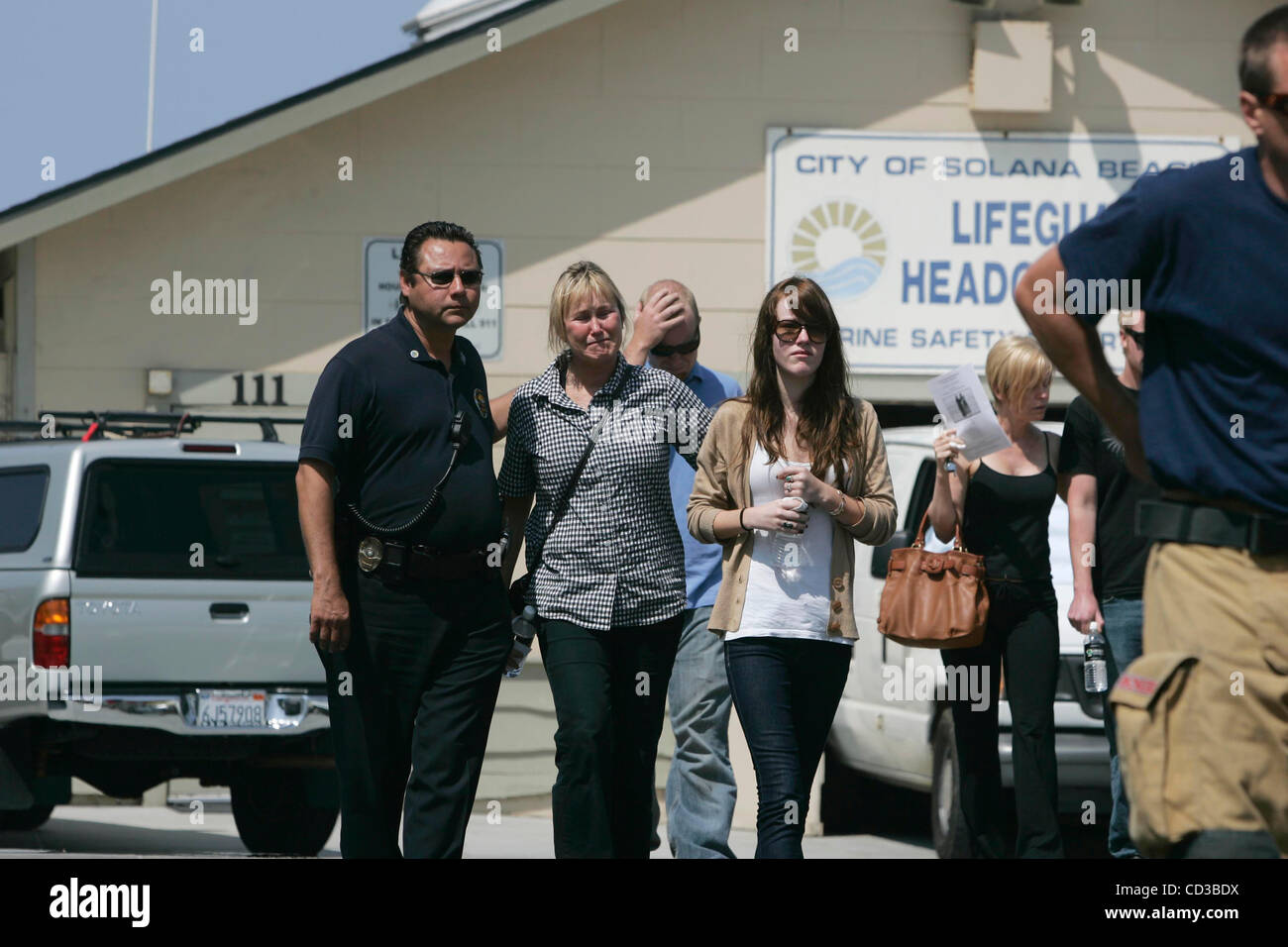 Aprile 25th, 2008, Solana Beach, California, Stati Uniti d'America. Dopo aver trascorso un ultimo momento con la vittima deceduta, i membri della famiglia di lasciare la Solana beach Lifeguard sede a Fletcher Cove dopo un attacco di squalo nel venerdì di Solana Beach, California.  Credito: foto di Eduardo Contreras/San Diego Onu Foto Stock