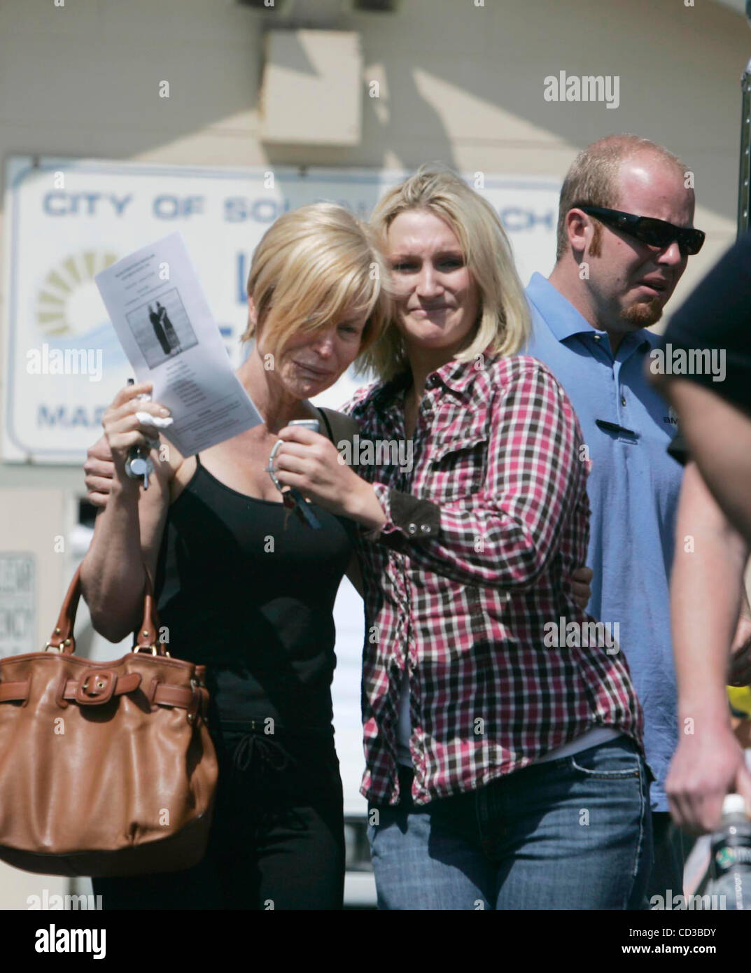Aprile 25th, 2008, Solana Beach, California, Stati Uniti d'America. Dopo aver trascorso un ultimo momento con la vittima deceduta, i membri della famiglia di lasciare la Solana beach Lifeguard sede a Fletcher Cove dopo un attacco di squalo nel venerdì di Solana Beach, California.  Credito: foto di Eduardo Contreras/San Diego Onu Foto Stock