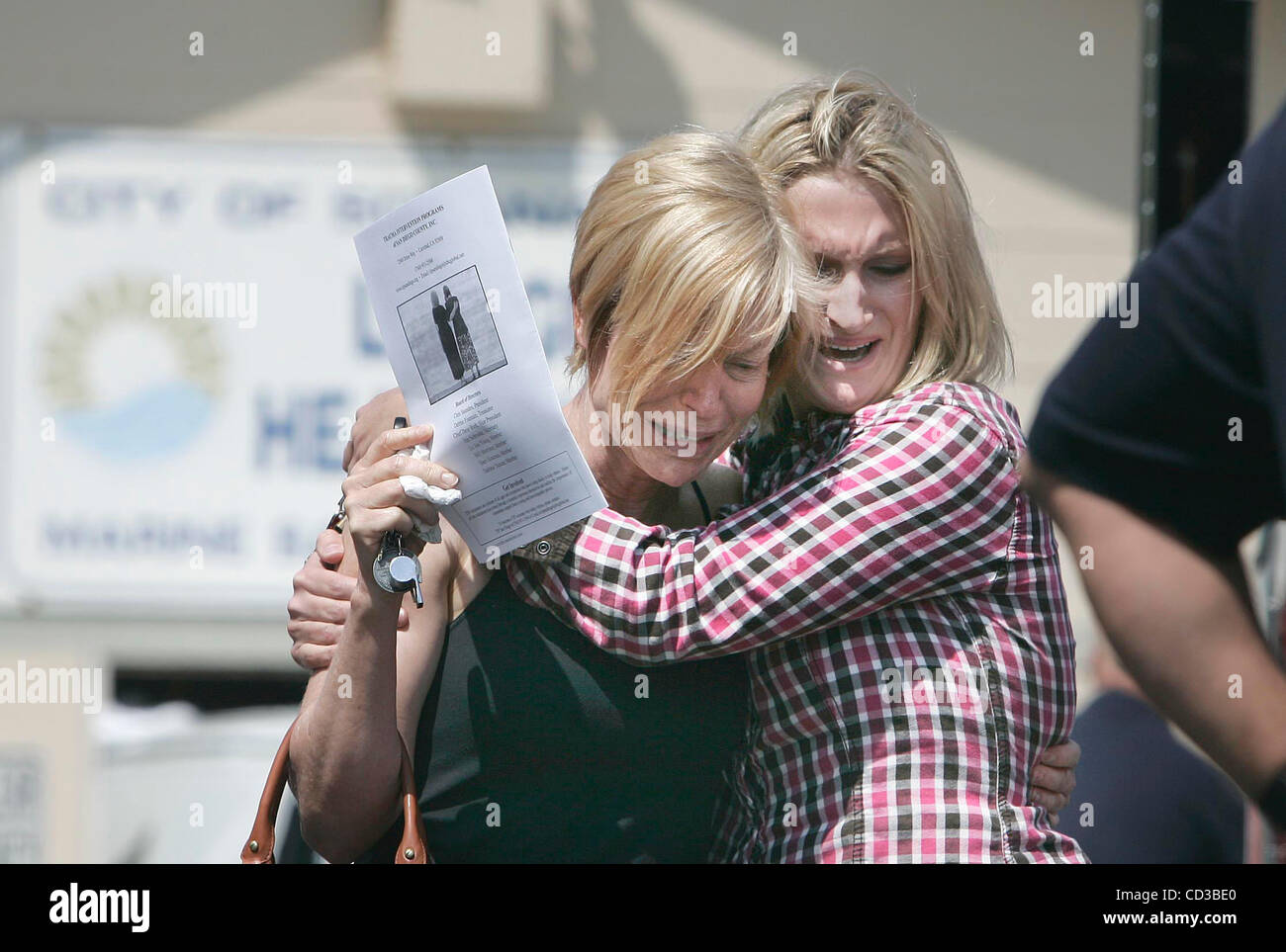 Aprile 25th, 2008, Solana Beach, California, Stati Uniti d'America. Dopo aver trascorso un ultimo momento con la vittima deceduta, i membri della famiglia di lasciare la Solana beach Lifeguard sede a Fletcher Cove dopo un attacco di squalo nel venerdì di Solana Beach, California.  Credito: foto di Eduardo Contreras/San Diego Onu Foto Stock