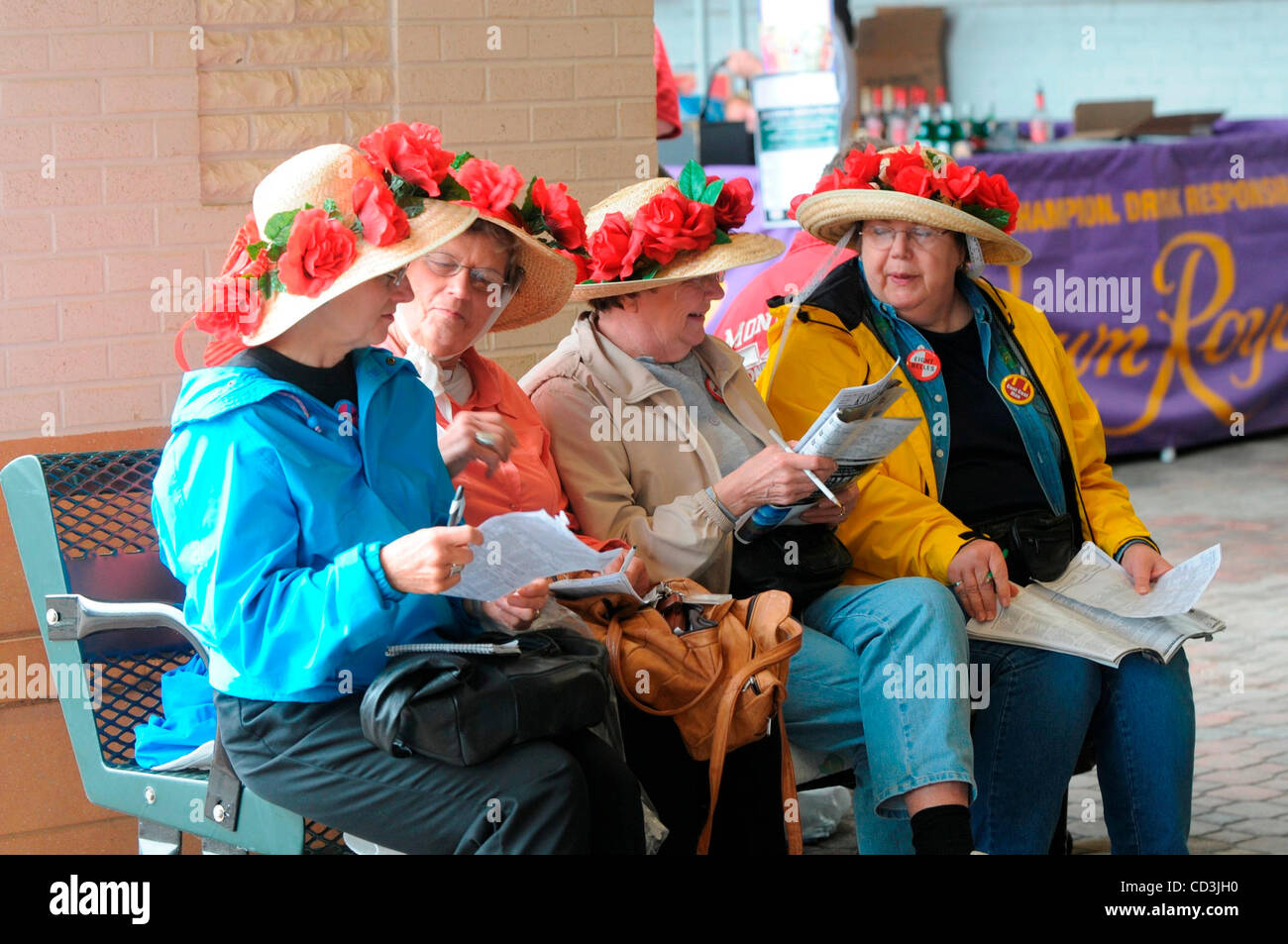 Diane Grunloit, Sharon Barnharst, Jan Hulderson e Sonya Stevens (da sinistra a destra) è venuto dal Wisconsin in corrispondenza di cappelli a frequentare il Derby. Foto di Tom Eblen | Staff Foto Stock