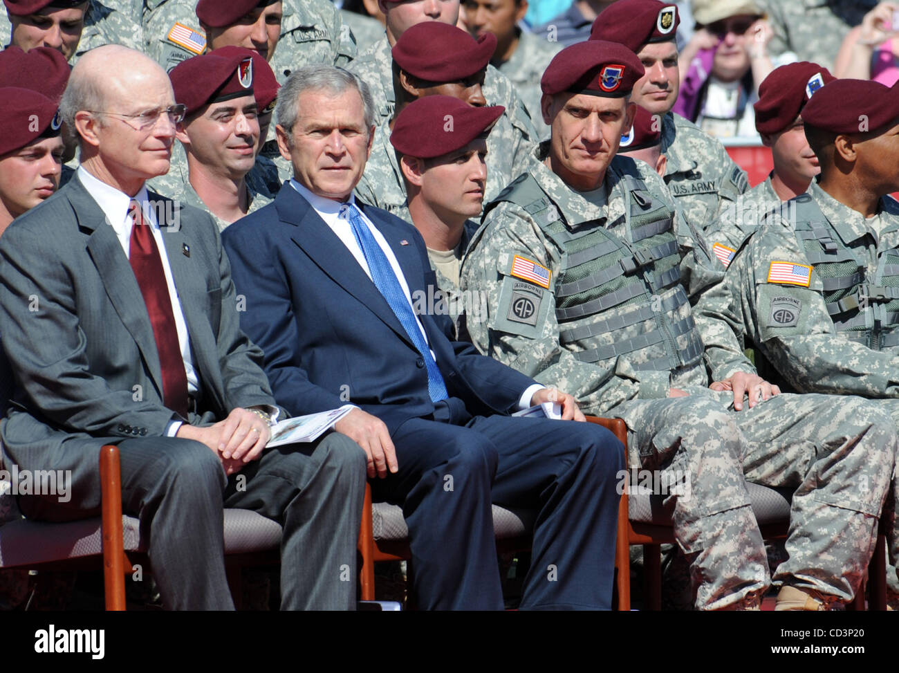 22 maggio 2008 - Fort Bragg, North Carolina, Stati Uniti d'America - (L-R) segretario dell'esercito PETE GEREN, Presidente George W Bush e comandando il maggiore generale DAVID RODRIGUEZ visite con esercito degli Stati Uniti soldati provenienti da Fort Bragg Base Militare home della ottantaduesima Airborne Division. Il presidente Bush ha parlato di soldati USA Foto Stock