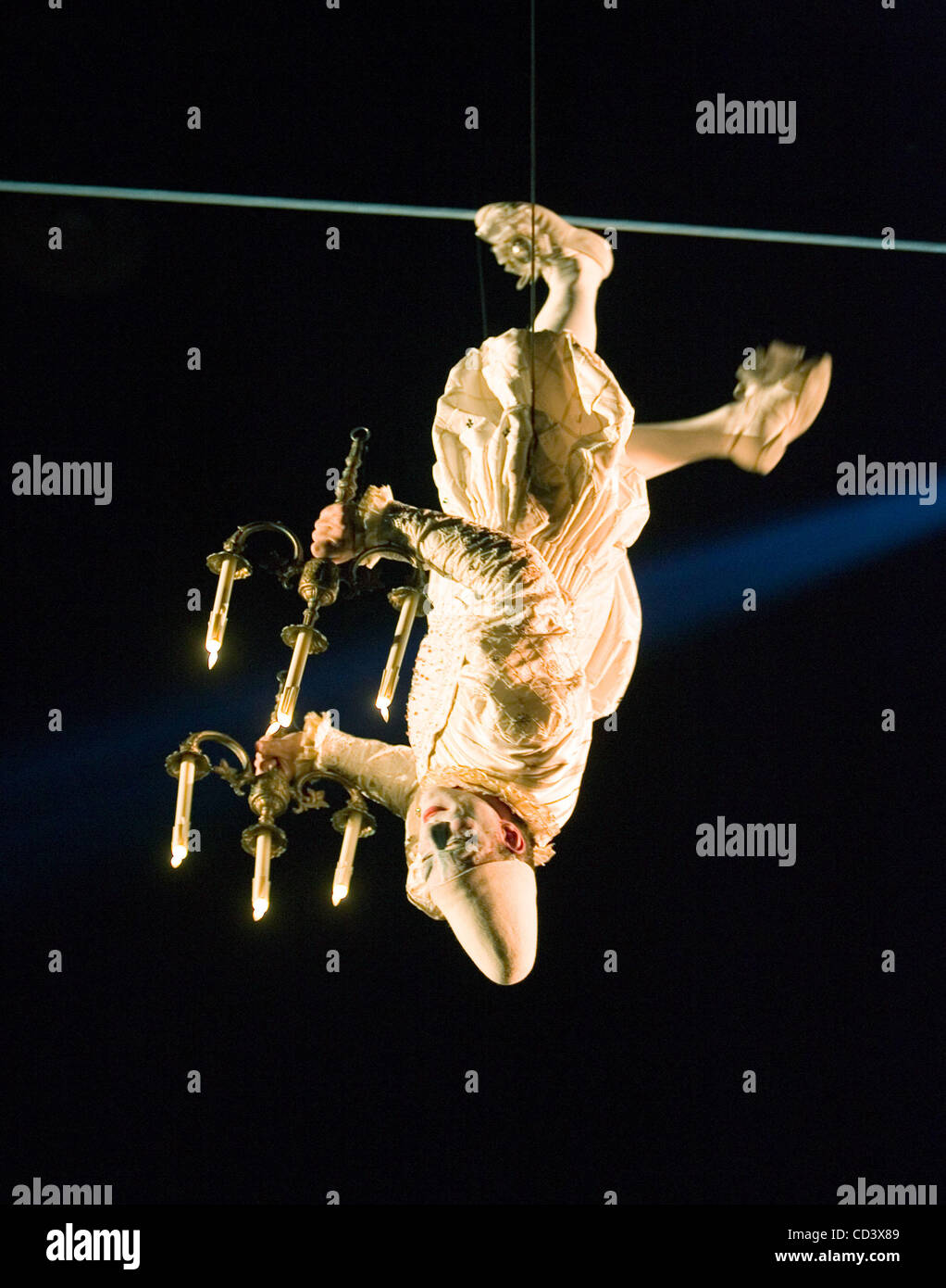 Il Clown bianco svolto da David Figlioli passeggiate un funambolico capovolto nel Cirque du Soleil Corteo durante la prova generale mostrano per il Corteo di una settimana a correre in Vancouver, British Columbia, 11 giugno 2008. (UPI foto/Heinz Ruckemann) Foto Stock