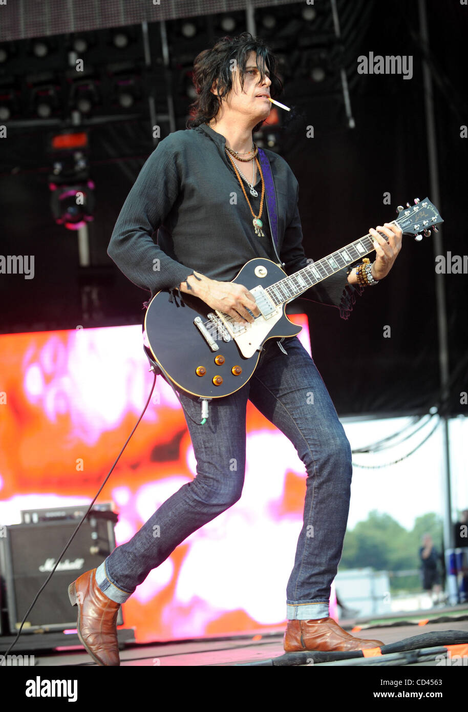 Agosto 10, 2008 - Baltimore, Maryland, Stati Uniti d'America - chitarrista DEAN CETTA della band Stone Temple Pilots suona dal vivo come parte del 2008 Virgin Mobile Music Festival che si svolge a Pimlico Race Course. La due giorni del festival sarà attrarre oltre 40.000 appassionati di musica per vedere una varietà di spettacoli musicali su Foto Stock