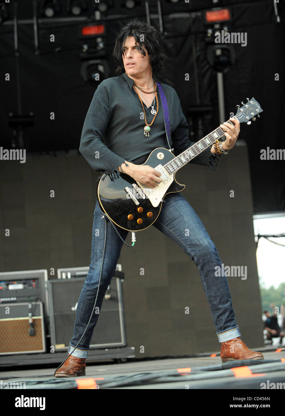 Agosto 10, 2008 - Baltimore, Maryland, Stati Uniti d'America - chitarrista DEAN CETTA della band Stone Temple Pilots suona dal vivo come parte del 2008 Virgin Mobile Music Festival che si svolge a Pimlico Race Course. La due giorni del festival sarà attrarre oltre 40.000 appassionati di musica per vedere una varietà di spettacoli musicali su Foto Stock