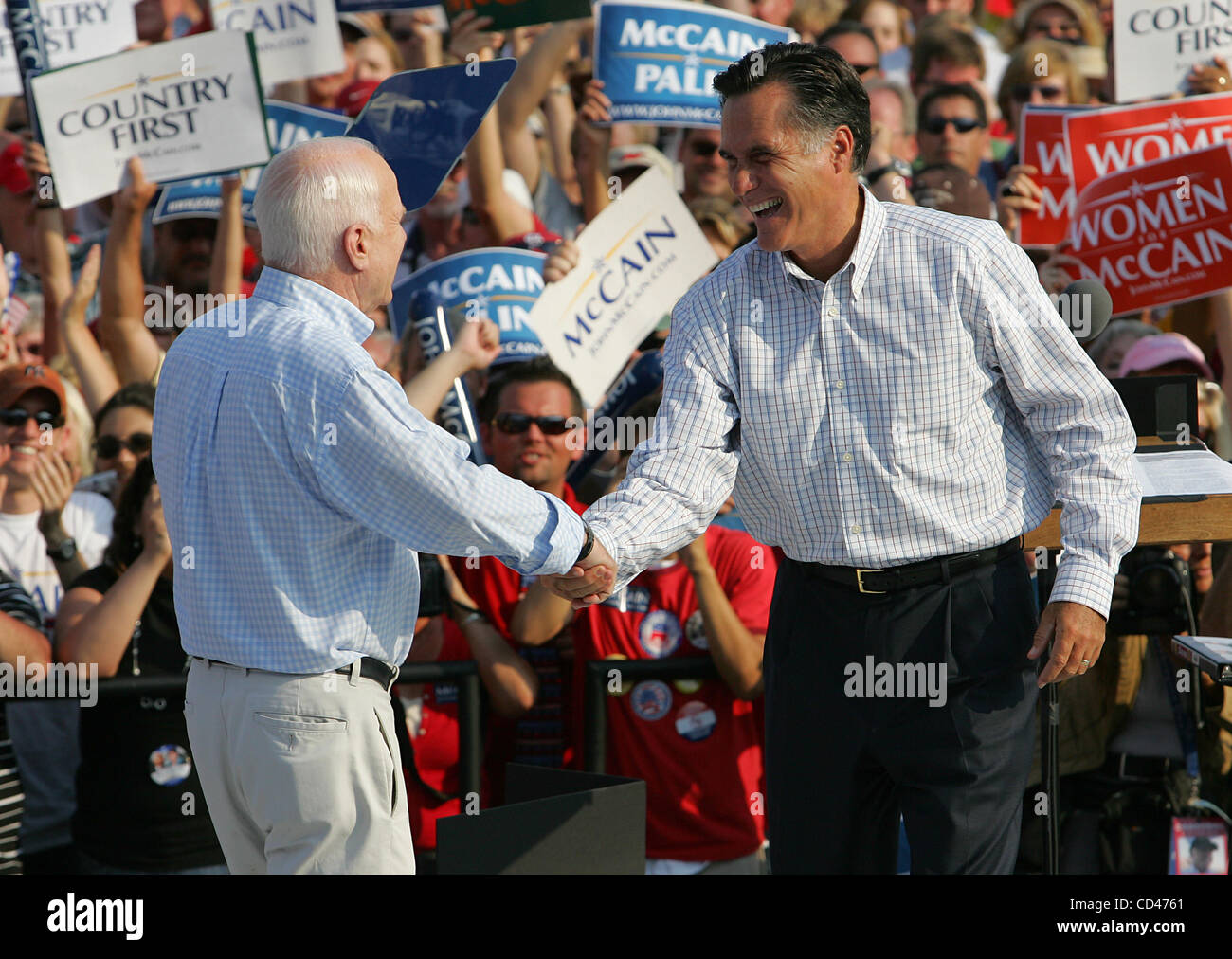 Agosto 31, 2008 - O'Fallon, Missouri, Stati Uniti - Arizona governatore e candidato presidenziale repubblicano John Mccain, sinistro scuote le mani con l' ex candidato presidenziale repubblicano Mitt Romney durante un rally a T.R. Hughes Ballpark al di fuori di San Luigi. Romney ha recentemente rimosso da se stesso la esecuzione di un Foto Stock