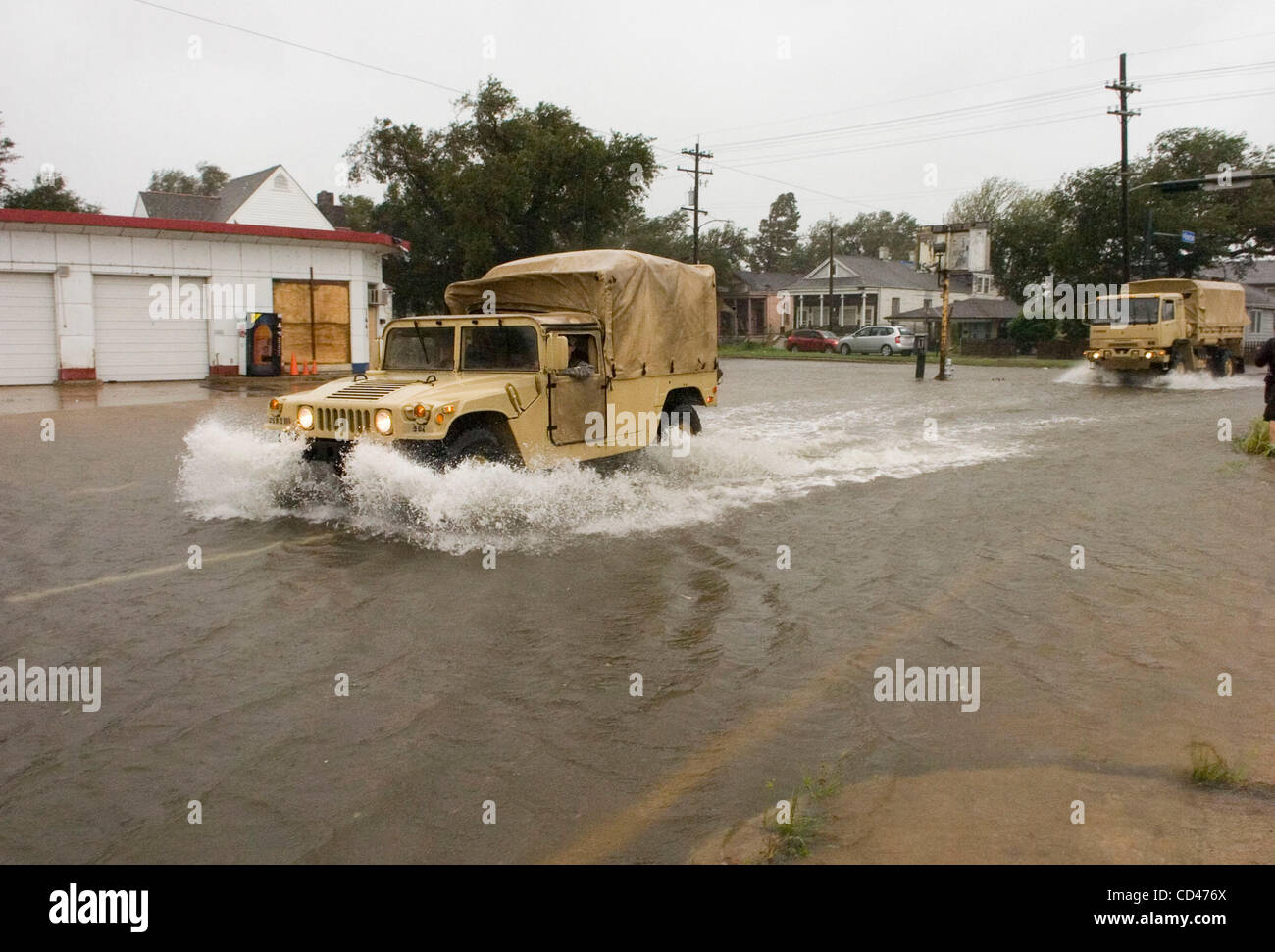 Un Louisiana National Guard Humvee aziona attraverso una strada allagata come uragano Gustav colpisce a New Orleans, Louisiana, Stati Uniti d'America il 01 settembre 2008. Foto Stock