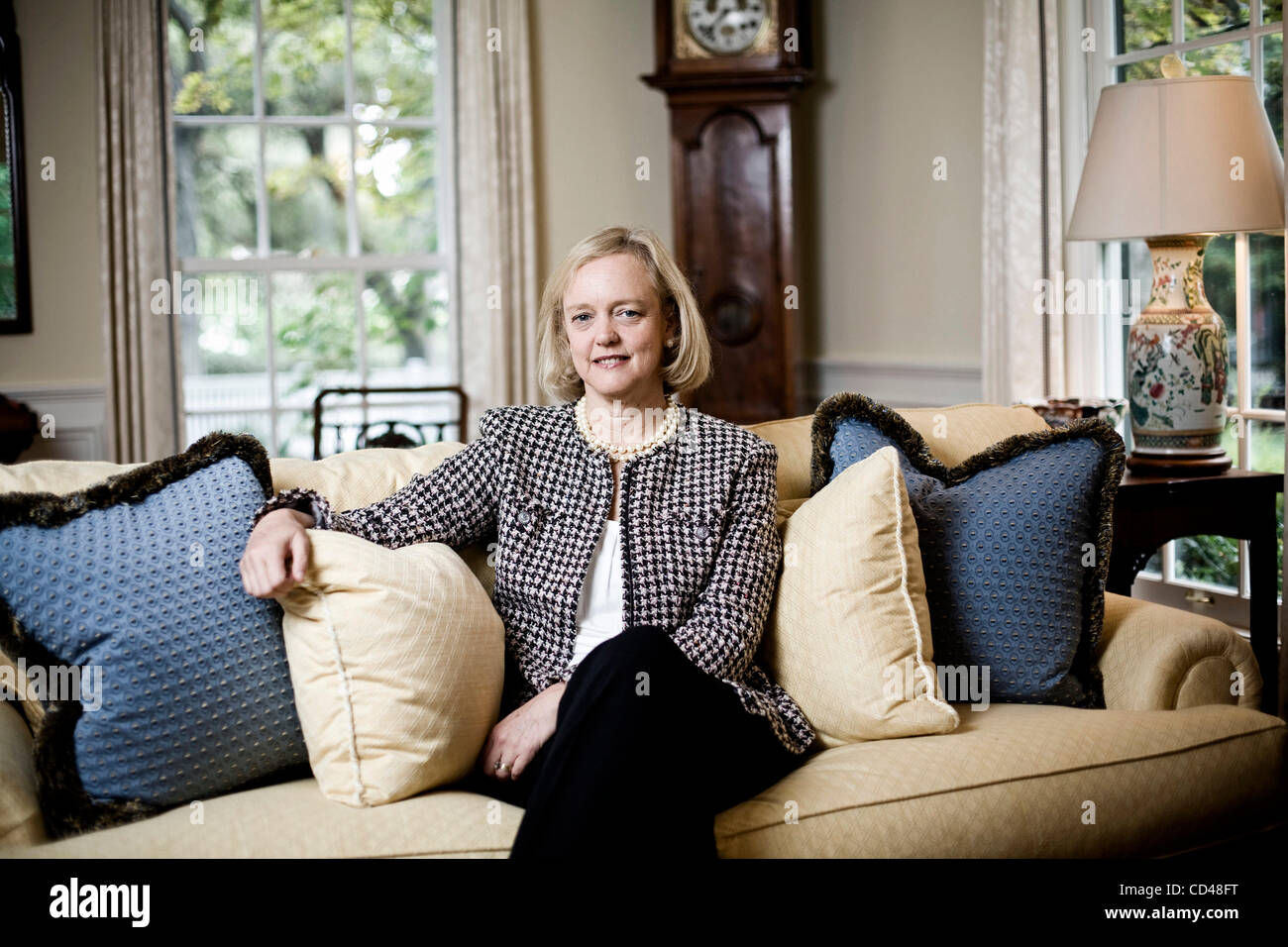 Sep 09, 2008 - San Jose, California, Stati Uniti d'America - ex amministratore delegato di eBay MEG WHITMAN, 52, è fotografata al suo Atherton, CA home sul Sett. 9, 2008. Whitman ha di recente affermato che lei è una fan di tecnologie verdi in California. (Credito Immagine: © Martin Klimek/ZUMA Press) Foto Stock