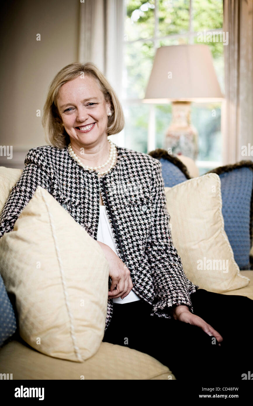 Sep 09, 2008 - San Jose, California, Stati Uniti d'America - ex amministratore delegato di eBay MEG WHITMAN, 52, è fotografata al suo Atherton, CA home sul Sett. 9, 2008. Whitman ha di recente affermato che lei è una fan di tecnologie verdi in California. (Credito Immagine: © Martin Klimek/ZUMA Press) Foto Stock
